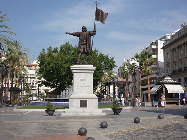 Monumento a Colón en la Plaza de las Monjas de Huelva