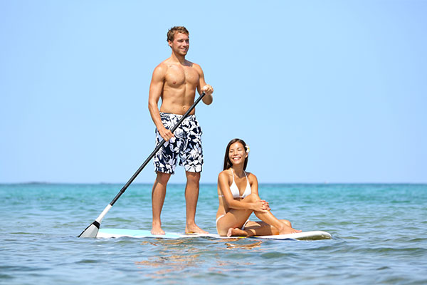 Una pareja practica el paddle surf