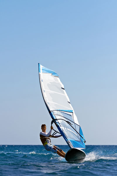 Un windsurfista