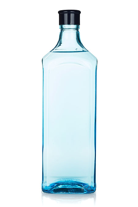 Detalle de una botella donde se envasará ginebra