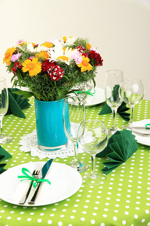 Mesa decorada en tonos verdes
