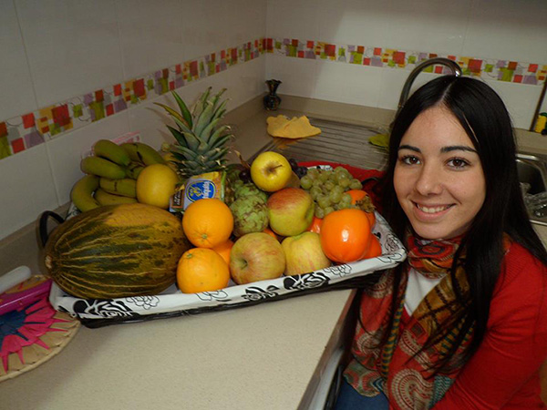 Nuestra ganadora Sandra, con la cesta de frutas