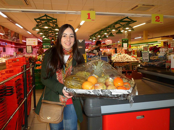 Recogiendo la cesta de frutas en Supermercados MAS