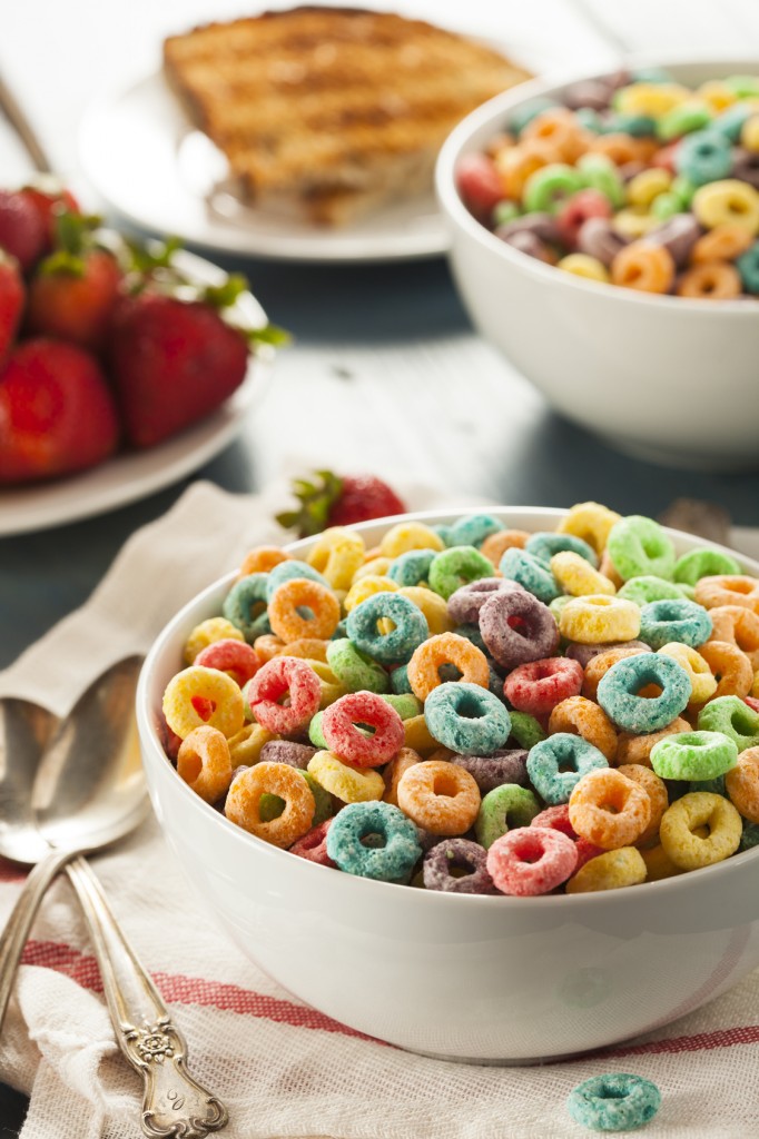 Cereales, fruta y tostadas en el desayuno de los niños